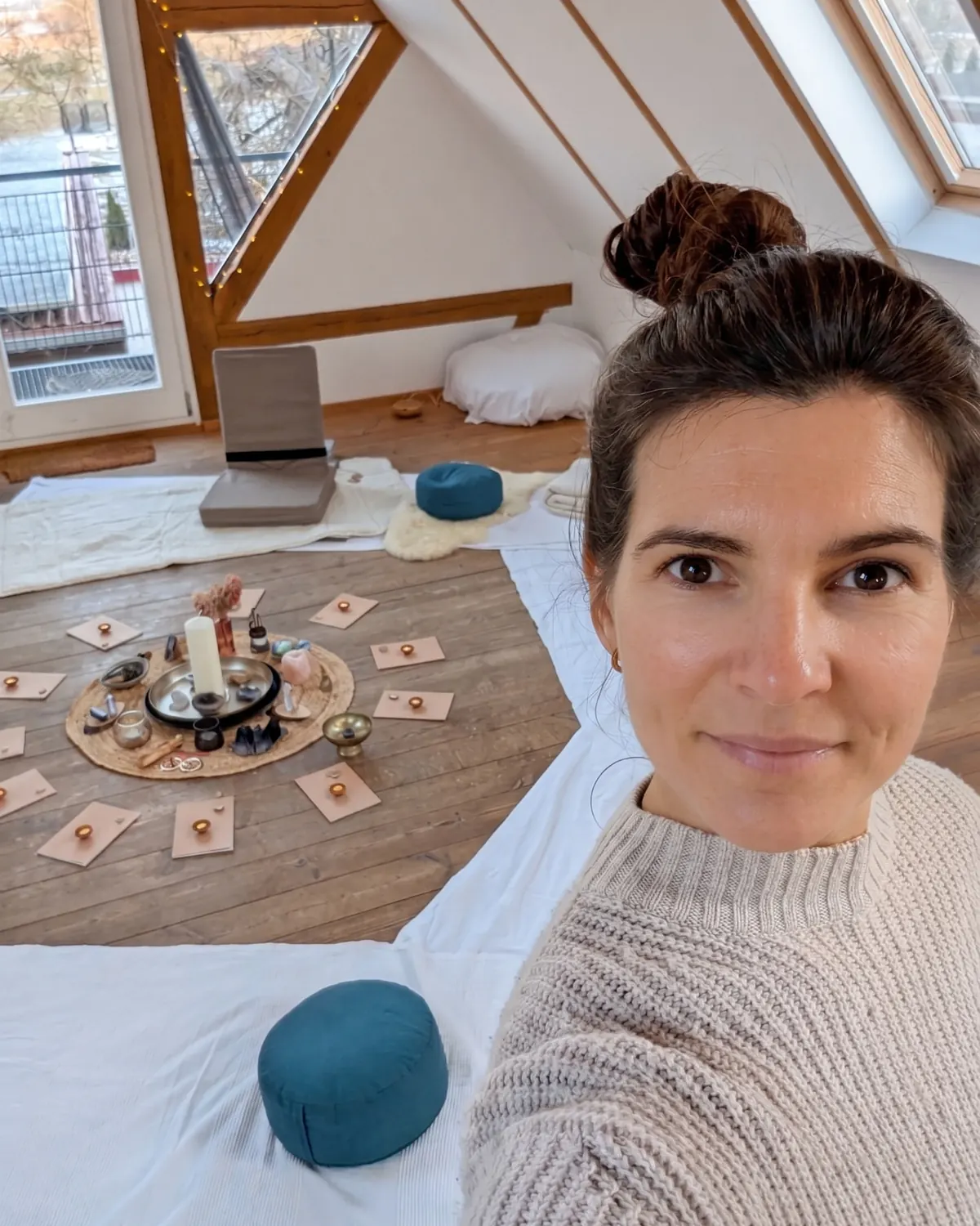 Victoria Paag in einem vorbereiteten Retreat-Raum